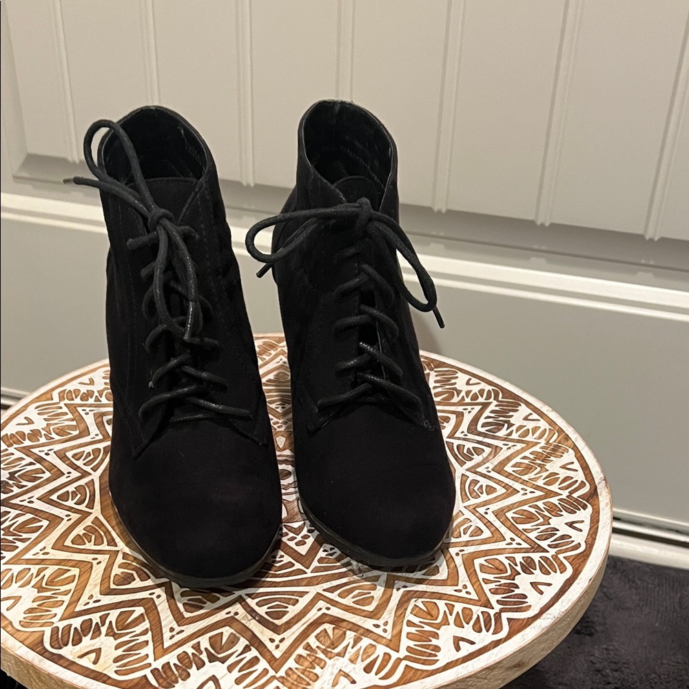 Rialto Elegant Black Suede Lace-Up Boots Size 7 1/2